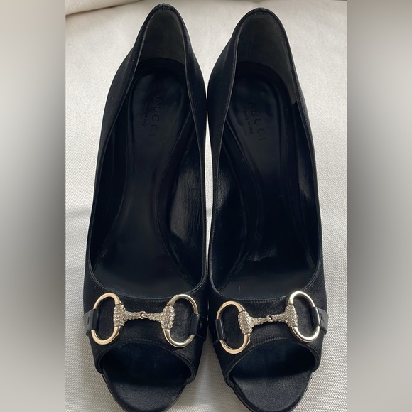 Gucci high-heeled shoes with horseshoe buckle on front. 
Black size 8.5. - Picture 1 of 10